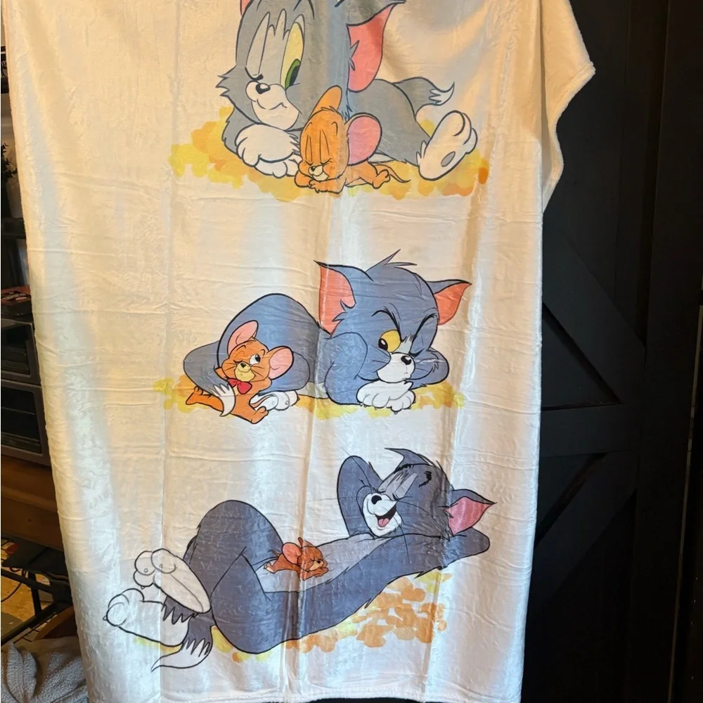 Tom and Jerry White Plush Throw Blanket - Cartoon Character Design